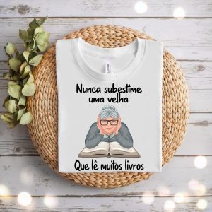Camiseta Livros Nunca Subestime Uma Velha Que Lê Muitos Livros