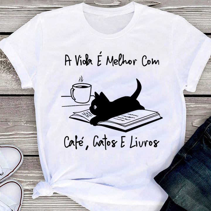 Camiseta Livros A Vida É Melhor Com Café, Gatos E Livros - Image 6