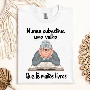 Camiseta Livros Nunca Subestime Uma Velha Que Lê Muitos Livros