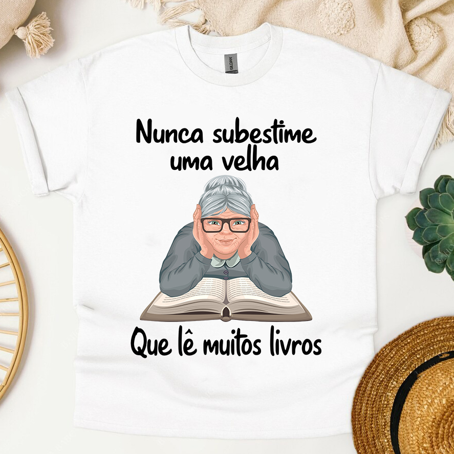 Camiseta Livros Nunca Subestime Uma Velha Que Lê Muitos Livros - Image 3