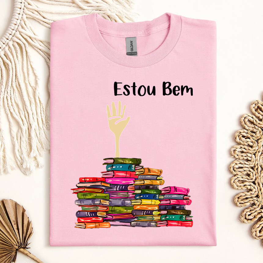 Camiseta Rosa Pilha De Livros E Mão Levantada Estou Bem - Image 5