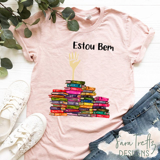 Camiseta Rosa Pilha De Livros E Mão Levantada Estou Bem - Image 4